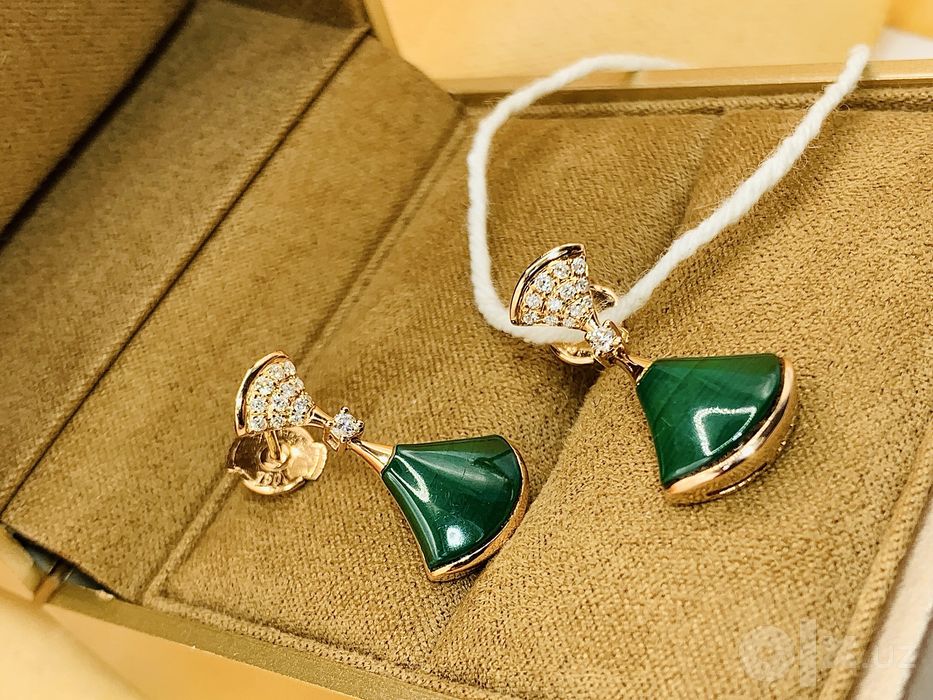 Современные золотые серьги Bvlgari
