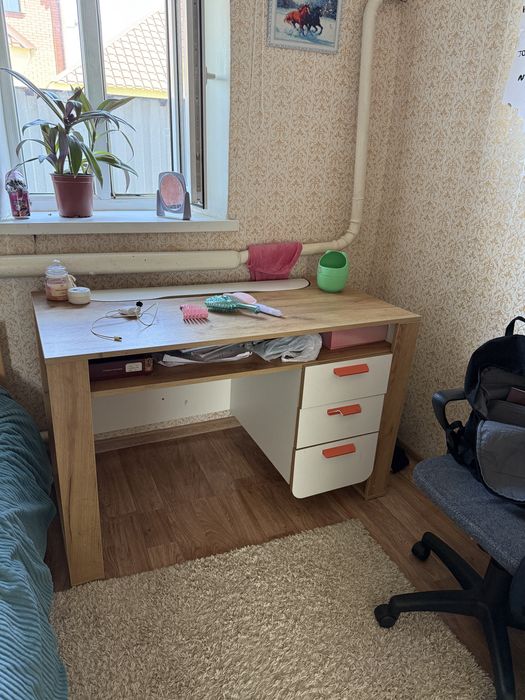 Продам  в детской шкаф и стол