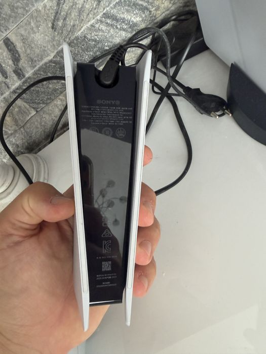 Playstation 5 825gb + 2 manete si stander