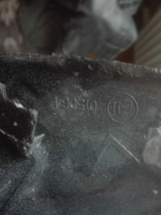 Продаю крышку омывателя фар.