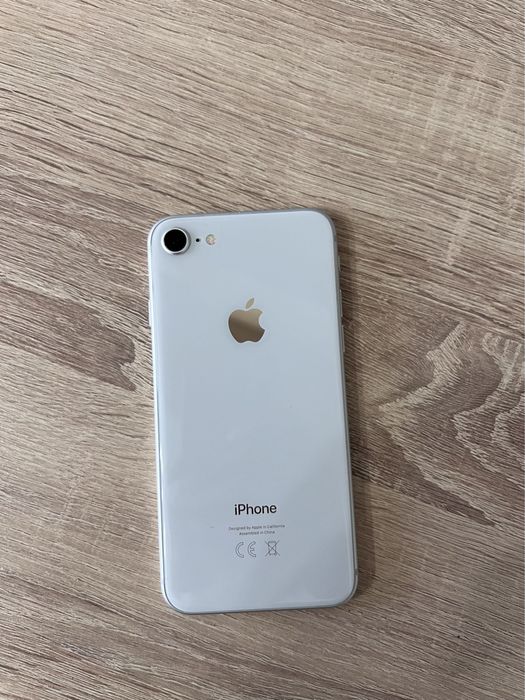 iPhone 8 серебристого цвета