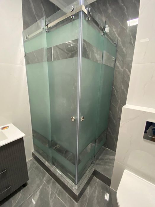 Стеклянные душевые кабины