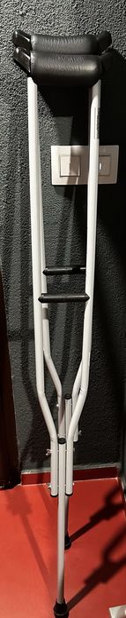 Шина за коляно (мултицентричен туторфикс) и патерици