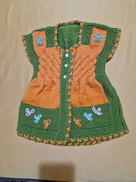 Детски ръчно плетени елеченца