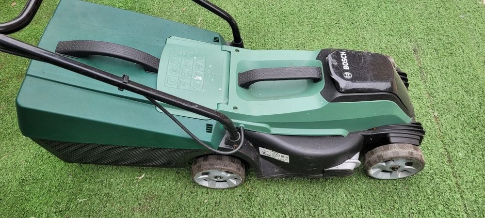 Masina de tuns iarba /gazonul Bosch 18V-32cm  ușor de manevrat, ideeală pentru spații mici!