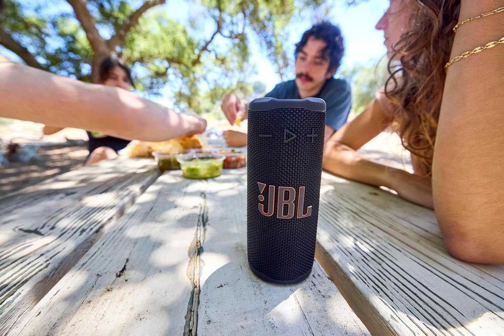 Тонколона JBL Grip, 16W RMS,Bluetooth, черна, до 14 часа време на работа AI Sound
