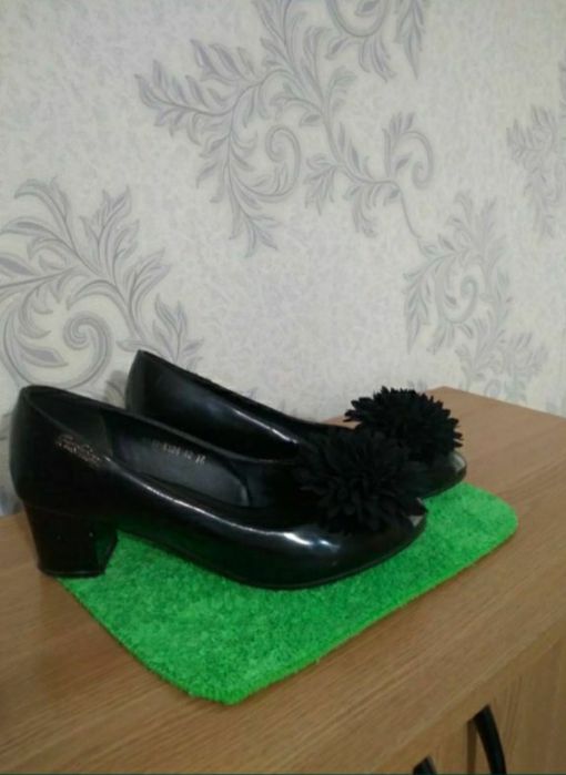 Туфли 42 размер качественое лакерованные .