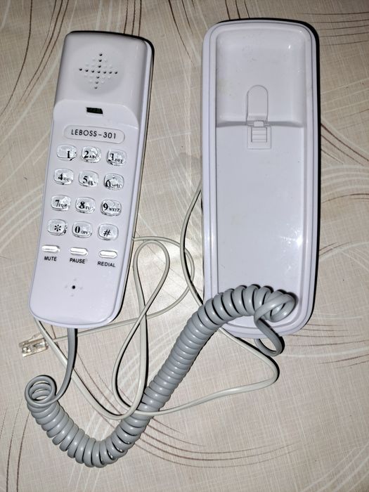 Telefon analog de perete