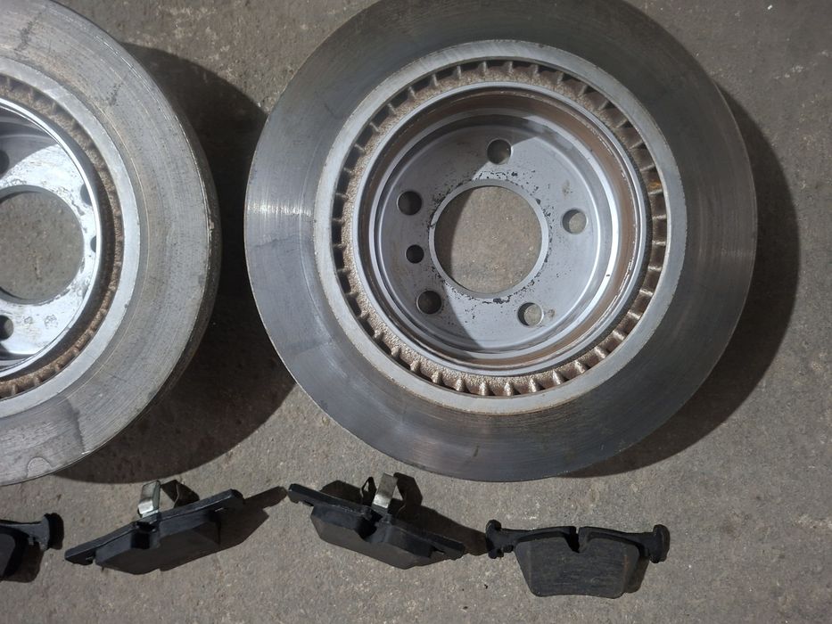 Set discuri frana fata cu plăcuțe BMW F30 F31 Allied Nippon 300 / 20  in stare foarte buna