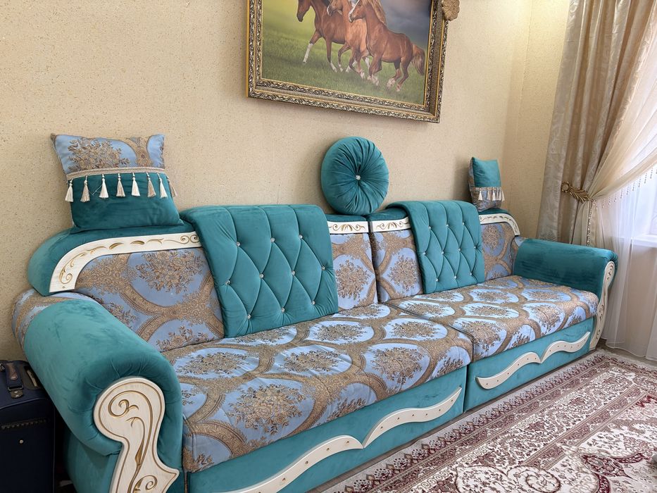 Продам диван с подушками