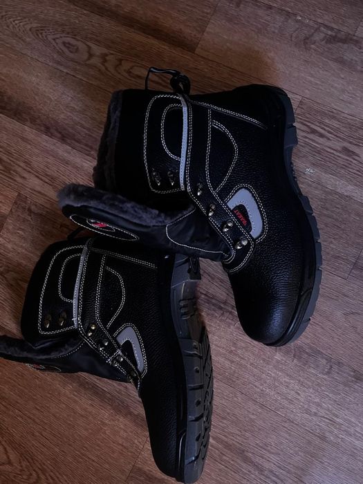 Продаю спец ботинку зимнийй