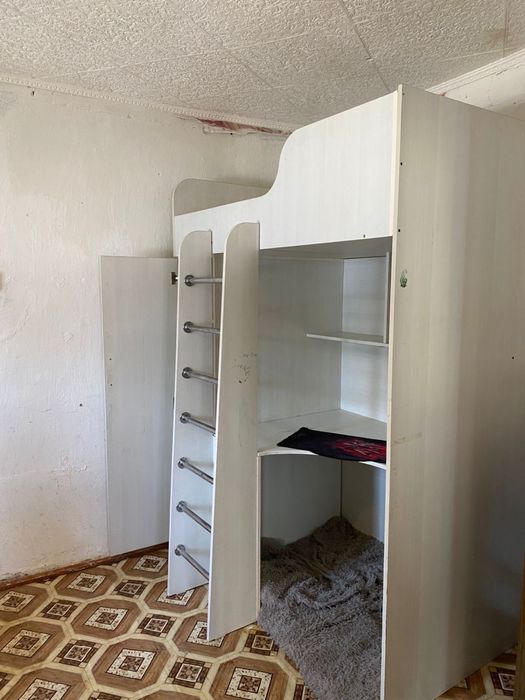 Детская кровать с встроенным столом