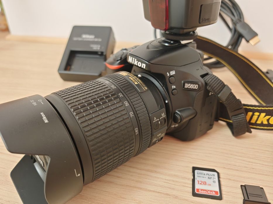 Nikon D5600, Kit complet (Obiectiv 18-140mm, Flash, Card 128gb, Filtru UV), Impecabil - 4.213 cadre 
3.999,00