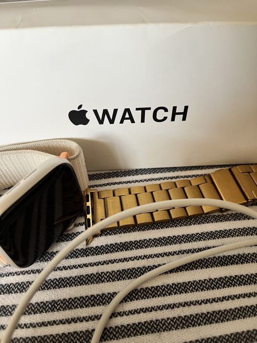 Apple watch , ceasul este impecabil , 2 bratari , incarcator , cutie .