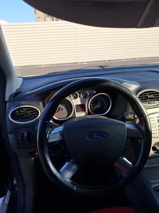 Vând Ford Focus Benzină