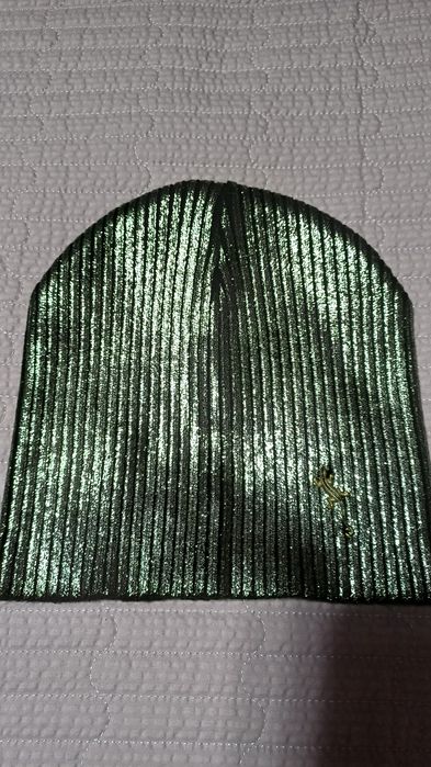 Продам шапки. Не дорого.