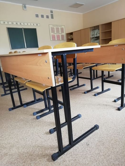 Школьные парты со стульями