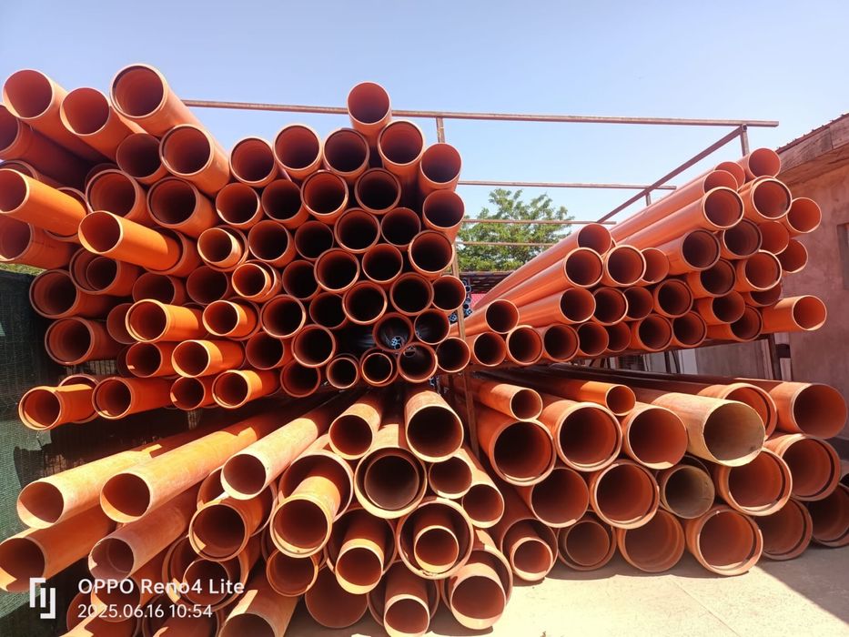 Teava pvc albastra si portocalie