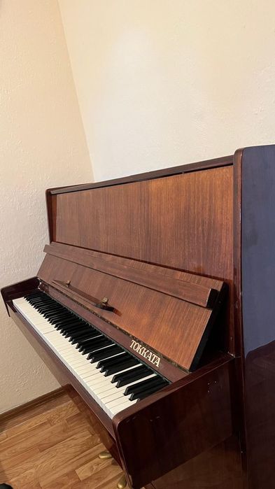 Продается пионино TOKKATA