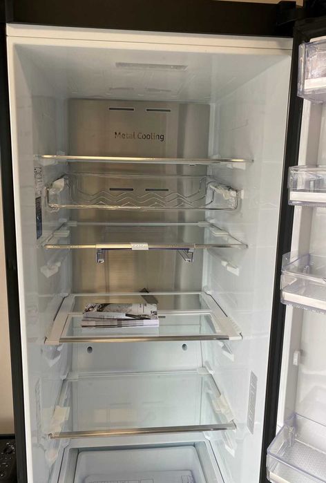 ЧИСТО НОВ Хладилник Samsung RR39M7565B1