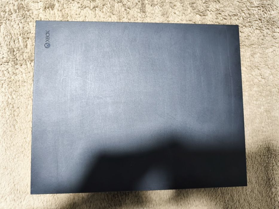 Vând Xbox one X 1tb 1 controller