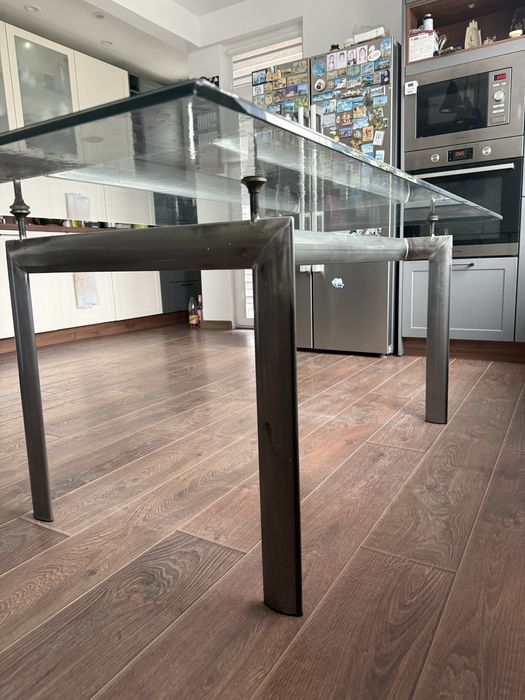 Трапезна маса с  плот стъкло с алуминиеви  крака