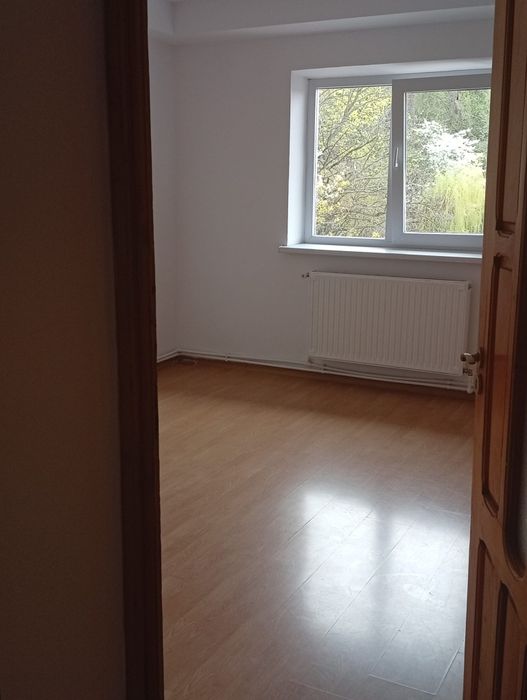 Închiriez apartament trei camere zonă rezidențială, Piatra Neamț
