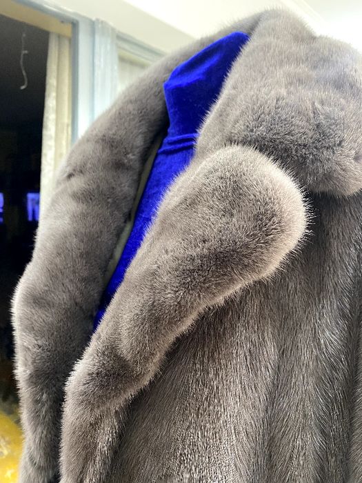 Натуральная норковая шуба  с английским воротником.Полностбю цельный