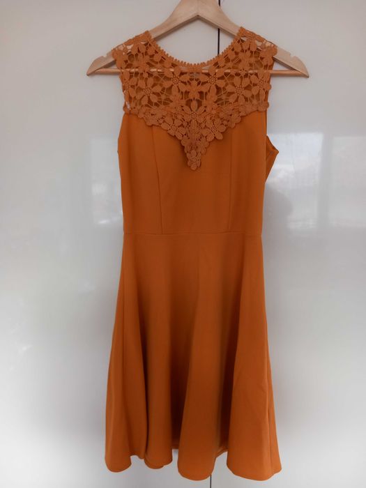 Официална рокля с изящна бродерия в цвят горчица