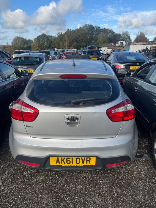 Dezmembez Kia Rio 1.2 benzină cod G4LA cutie 5 trepte