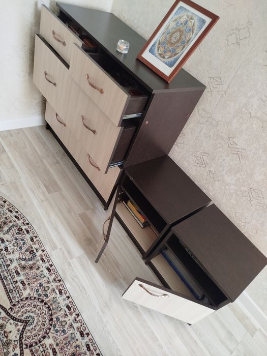 Стол со стульями комод с тумбами