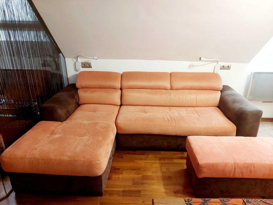 Ъглов диван за хол с лежанка и практична табуретка