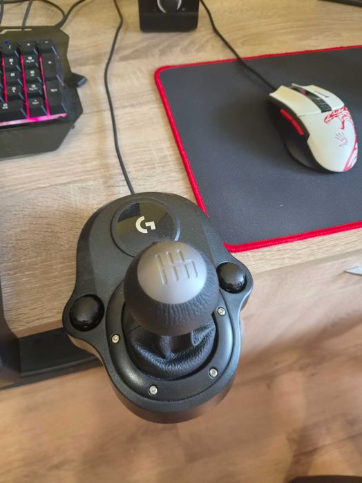 гейминг комоютър, монитор и периферия + волан  Logitech g29