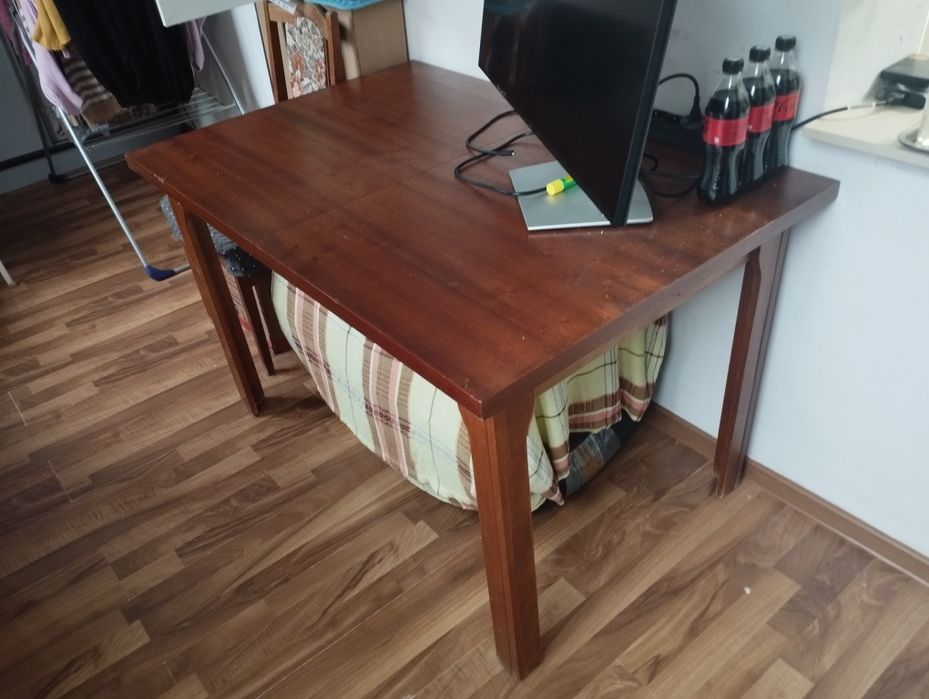 Продается стол и 4 стула недорого 1млн сум разумный торг уместен