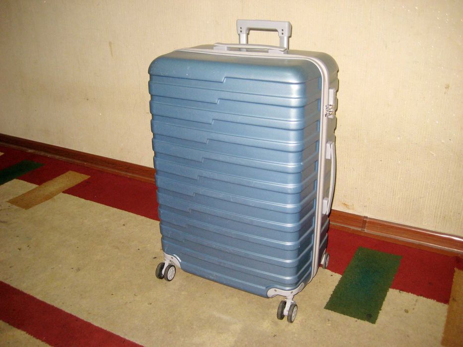 Чемодан ABS размер 75х50х30 на 4х колесах отличном состоянии!