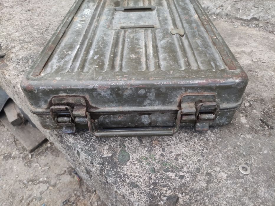 Метална военна кутия KMV No 209 
​Описание:
​Продавам здра