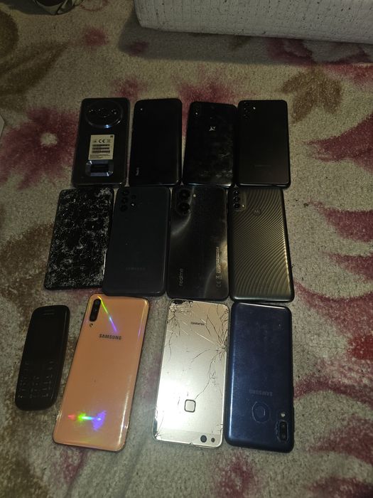 Vind telefoane mobile funcționale dar cu ecrane sparte