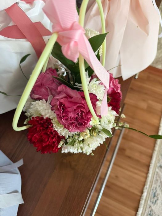 Продаются цветы.