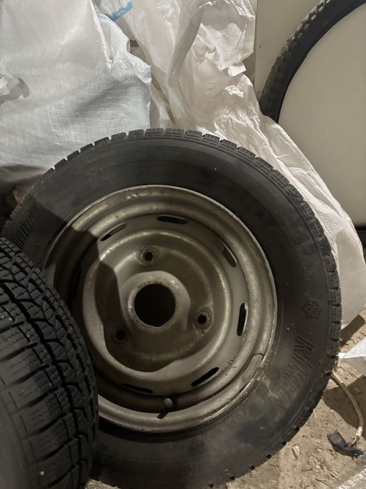 2 roți iarnă Riken 165/70 R13 79T + jante de tablă – stare excelentă