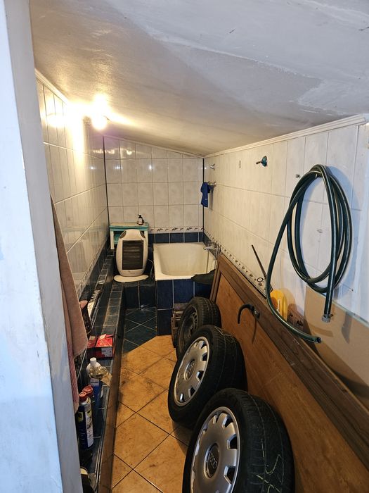 Închiriez 3 camere la curte închiriez depozitare lucruri  paza non stop