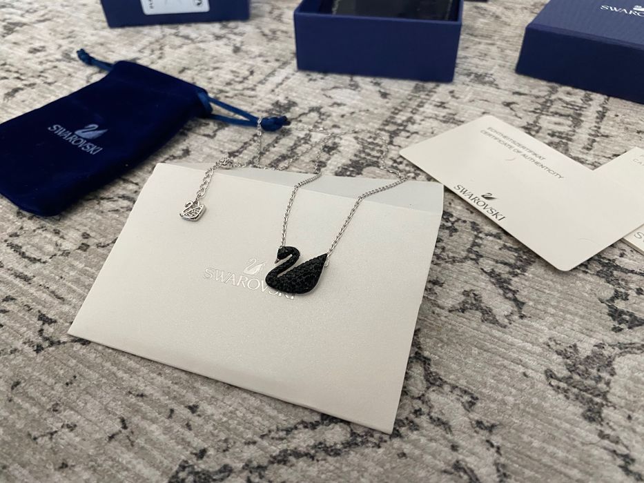 Lantisor Swarovski lebada medie neagra cu argintiu