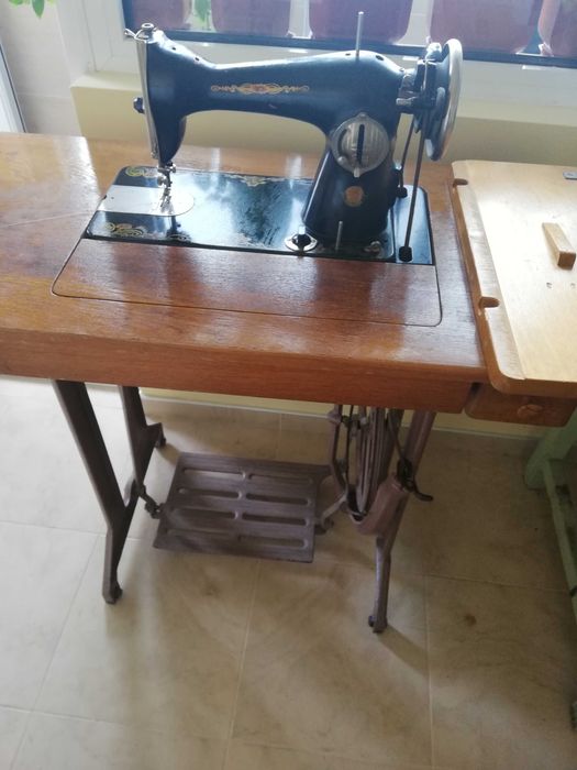 Крачна руска шевна машина с две чекмеджета