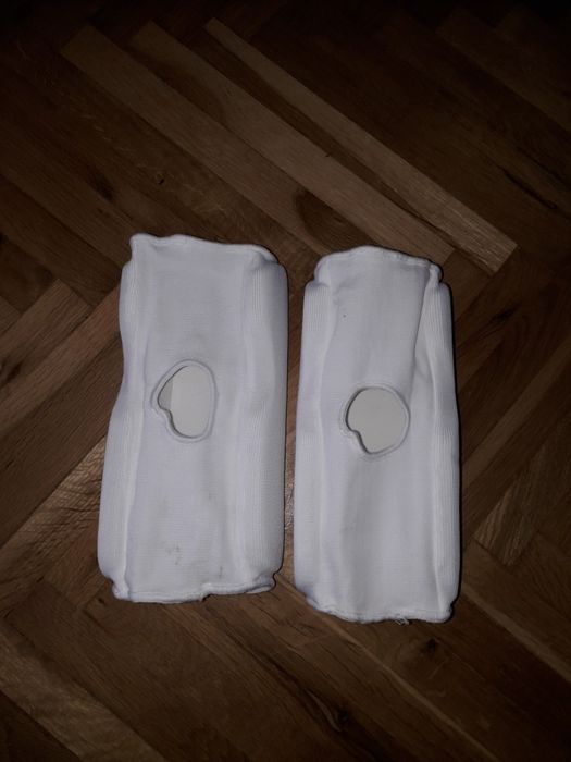 Наколенки за бойни спортове.