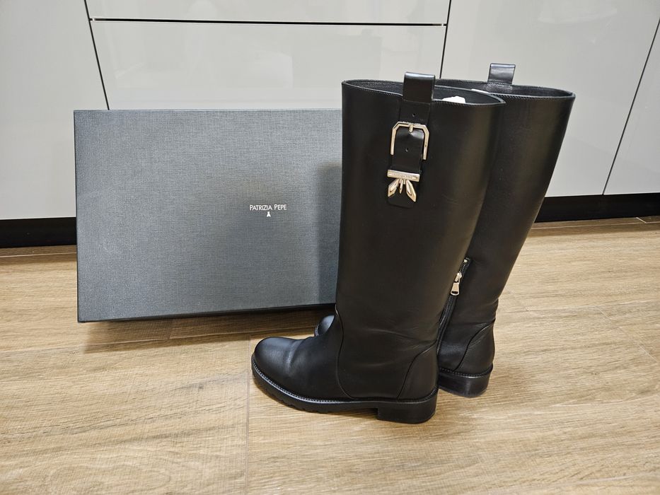 Оригинални Кожени Ботуши Patrizia Pepe.
Цвят: Черен. Заоблен връх. 
За