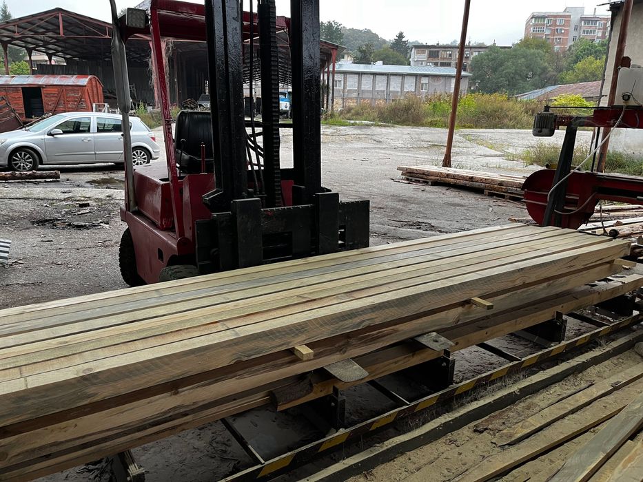 Дървен материал греди дъски летви