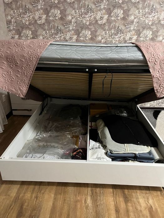 Продается спальная гарнитура