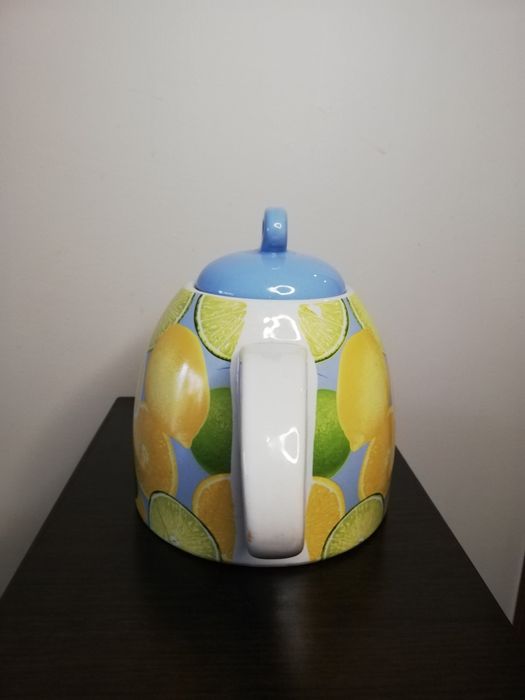 Много красива и сладурска каничка с лимони.