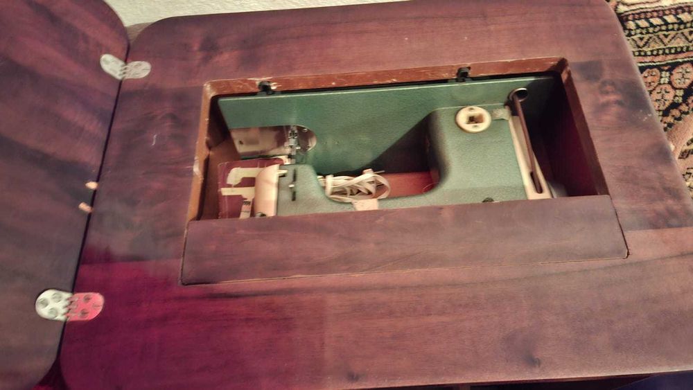 Mașină de cusut clasică în stare perfectă de funcționare