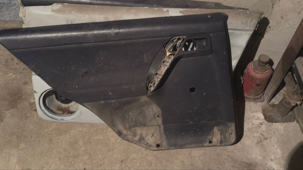 Продам дверные карты гольф 3