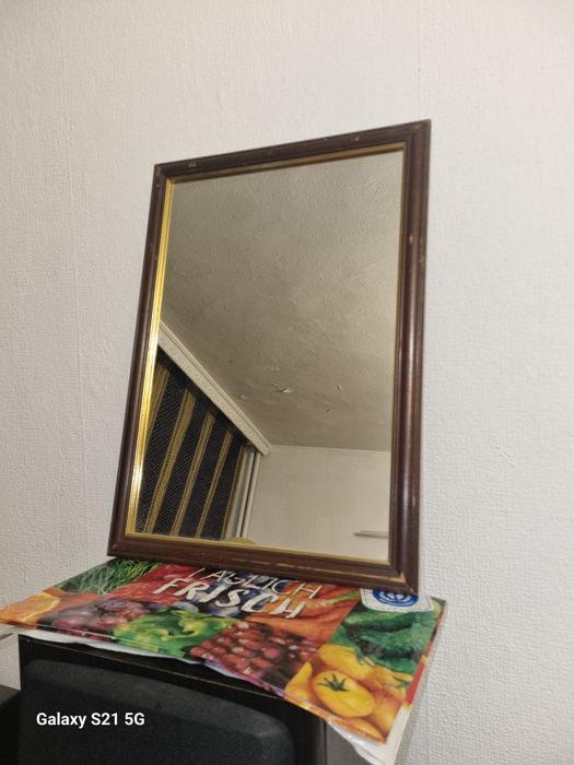 Огледало във рамка